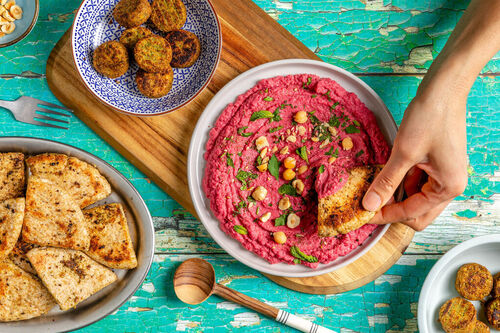 Schnelles Rote-Bete-Hummus mit Falafeln und würzigen Pita-Ecken