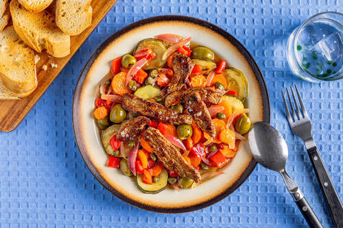 Schnelle Rindfleisch-Escabeche mit Oliven und Kapern, dazu Baguette