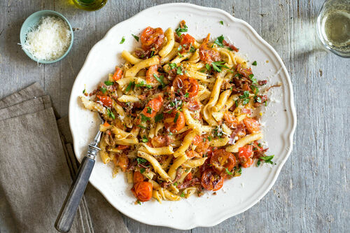Herzhafte Pasta mit Knusper-Serrano und pikanter Paprika-Tomaten-Sauce