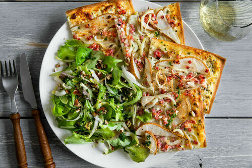 Birnen-Speck-Flammkuchen dazu Salat mit Chicorée und Pekannüssen
