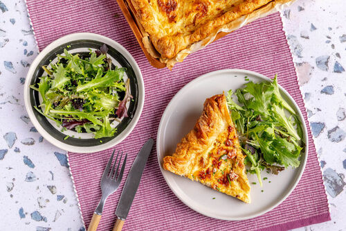 Quiche Lorraine mit Blätterteig und Salat