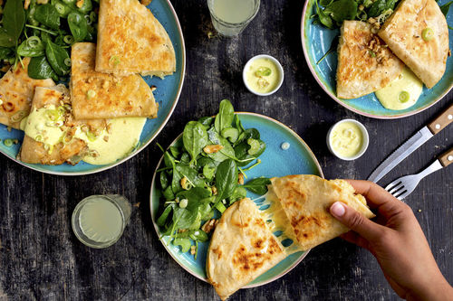 Ananas-Sauerkraut-Quesadillas dazu Spinatsalat mit Currydressing