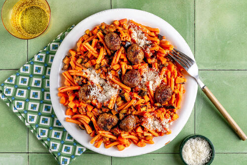 Linsen-Strozzapreti mit Geflügelhackbällchen und würziger Tomaten-Auberginen-Sauce