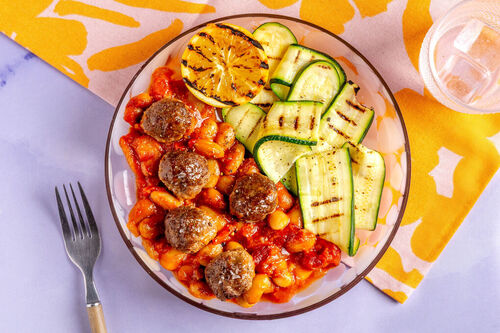 Albondigas vom Bio-Rindertatar mit Bohnenragout und gegrillter Zucchini
