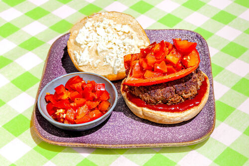 RS Bio-Beef-Burger mit gegrillter Paprika im käseknusprigen Brötchen