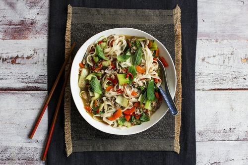 RS Asia-Hackfleischeintopf mit frischen Udon-Nudeln und Pak Choi