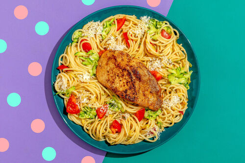 Hähnchenpasta mit Zucchini mit Tomaten und geriebenem Käse