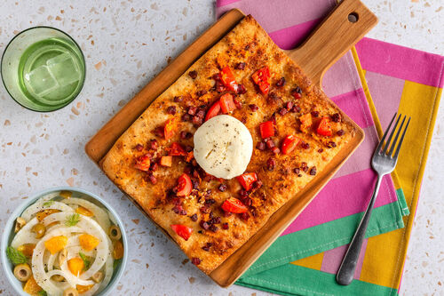 Pizzafladen mit Mozzarella und Speck dazu Fenchelsalat mit Orange und Oliven