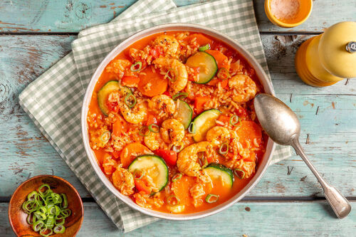 Schnelles Jambalaya mit Garnelen mit Gemüse und Naturreis