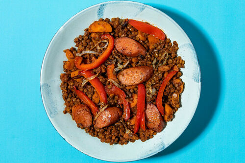 Deftiger Linseneintopf mit Rauchwurst und gebratener Paprika