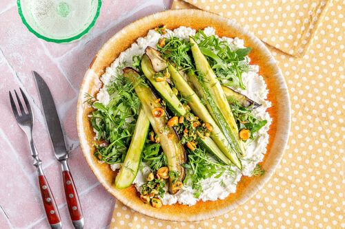 Ofengemüse mit Ahornsirupglasur auf Ricotta mit Haselnuss-Gremolata und Dill