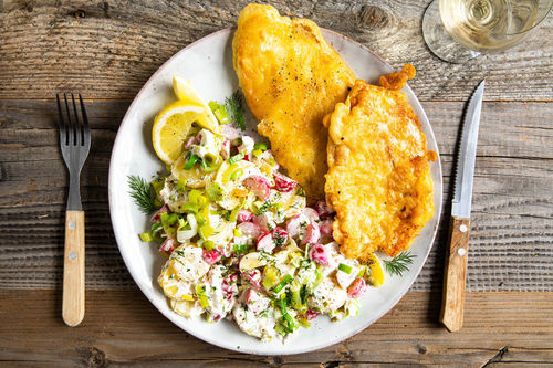 Hähnchen im Backteig dazu Kartoffel-Radieschen-Salat mit Dill