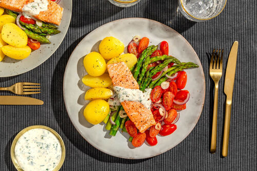 75°-Lachs mit grünem Spargel dazu Salzkartoffeln und Estragondip