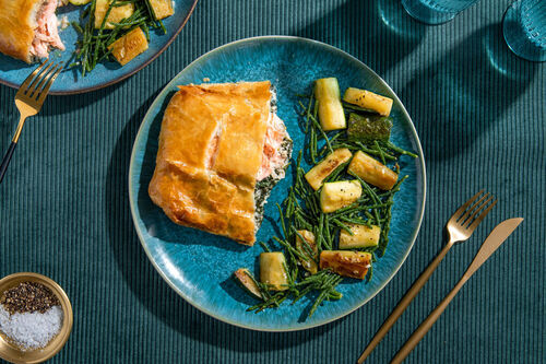 Lachsstrudel mit Blätterteig und Spinat dazu Zucchini-Queller-Salat