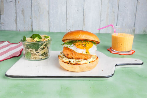 Sandwich mit Schweinswurst & Spiegelei dazu Avocado-Coleslaw & Mango-Shake