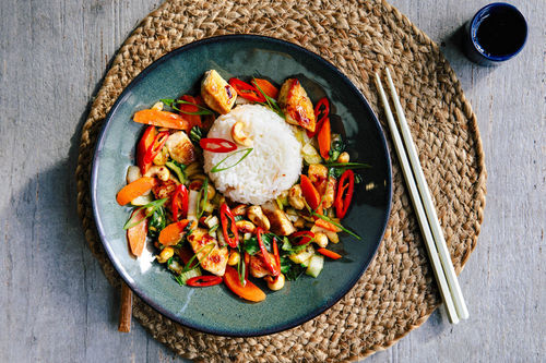 Thailändisches Cashew-Hähnchen mit knackigem Gemüse und Jasminreis