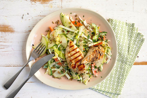 Gegrillte Hähnchenbrust mit fruchtigem Chinakohlsalat