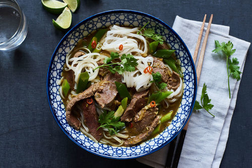 Vietnamesische Rindfleisch-Nudelsuppe mit aromatischen Gewürzen und Koriander