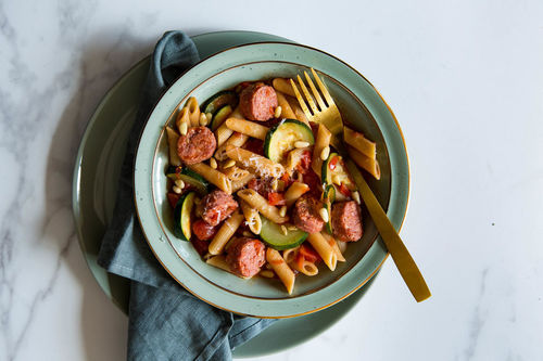 Pasta Ruckizucki mit Salsiccia mit Paprika, Zucchini und Pinienkernen