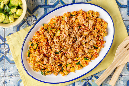 Risoni mit Thunfisch und Zucchini dazu würzig eingelegte Gurken