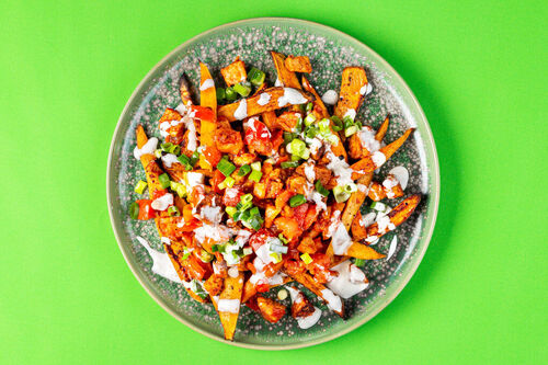 Süßkartoffeln mit Tofu-Bolognese dazu eingelegte Lauchzwiebeln und Limettendip