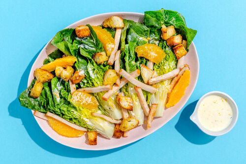 Zarter Romanasalat mit Räucherhähnchen mit Croûtons und cremigem Orangen-Dressing