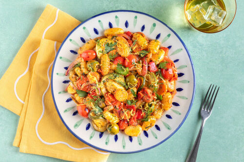 Vegane Gnocchi-Gemüse-Pfanne mit Oliven mit frischen Kräutern und Zitrone