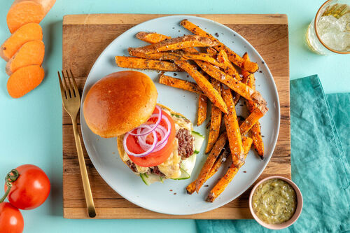 Smashed Burger mit Bio-Rinderhack dazu Süßkartoffelpommes und Dip
