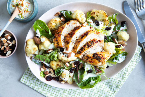 Peri-Peri-Hähnchen mit gebratenem Salat mit Blumenkohl und Rauchmandeln