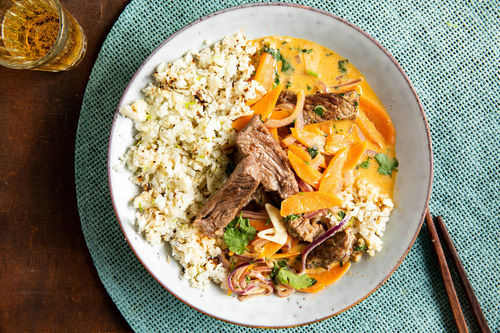 Rotes Thai-Curry mit Rindfleisch und Blumenkohlreis