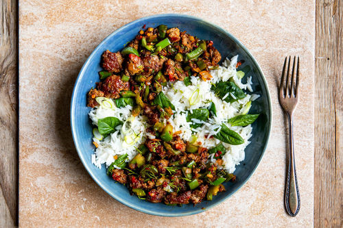 Kräuter-Lammhack-Pfanne mit Paprika auf Basmatireis mit Spinat
