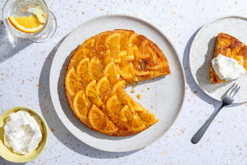 Gewürzkuchen mit kandierter Orange serviert mit Crème fraîche