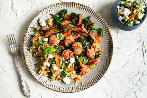 Salsiccia auf Feta-Basilikum-Quinoa mit getrockneten Aprikosen und Spinat