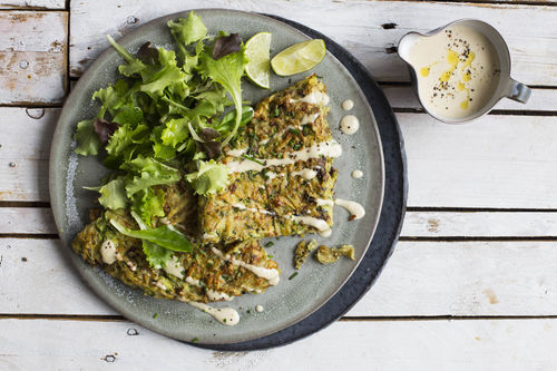 Kartoffel-Zucchini-Tortilla mit Tahinicreme und Salat