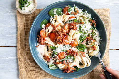Tagliatelle mit Speck und Babyspinat an Crème-fraîche-Balsamico-Sauce
