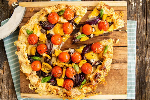 Bunte Paprika-Tomaten-Galette mit Zwiebelmarmelade und Cheddar