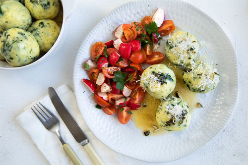Spinatknödel mit brauner Butter und Radieschen-Tomaten-Salat