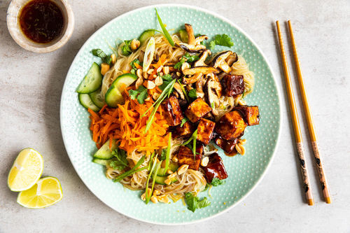 Vietnamesische Nudeln mit Hoisin-Tofu und knackigem Gemüse
