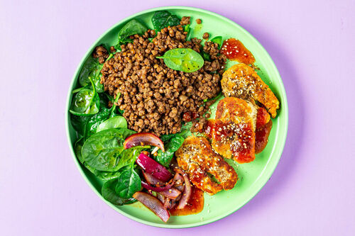 Grillkäse mit Linsen und Zwiebeln an Spinatsalat und Tomatensauce