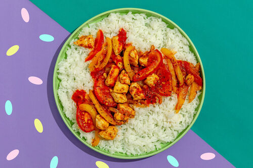 Hähnchenwürfel mit Tomate und Paprika dazu duftiger Jasminreis