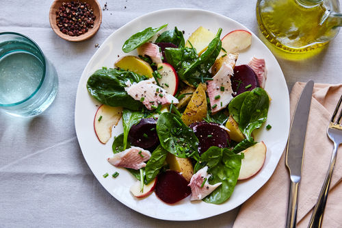 Kartoffelsalat mit Spinat, roter Beete und geräucherter Forelle