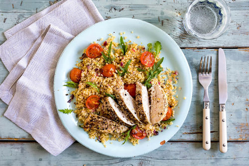 Za'atar-Hähnchenbrustfilet mit Kirschtomaten auf Rucola-Bulgur