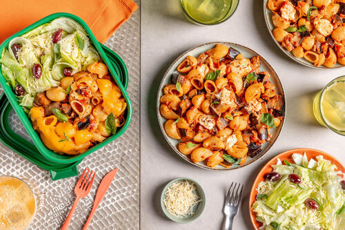 Auberginenpasta & Pastaauflauf serviert mit würzigem Käse-Oliven-Salat