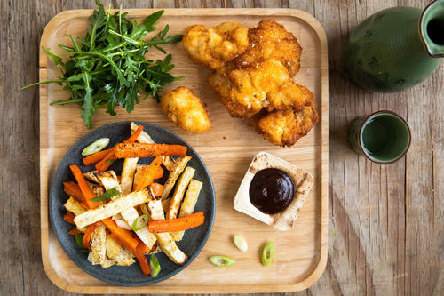Hähnchen mit Kokospanade und Dip dazu Gemüsepommes und Rucolasalat