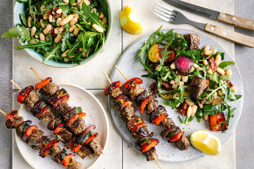 Paprika-Rindfleisch-Spieße an mediterranem Rucola-Bohnen-Salat