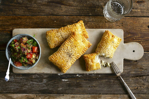 Griechische Feta-Tiropitakia mit Auberginen-Tomaten-Salat