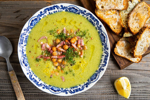 Brokkolisuppe mit Kichererbsen und Speck dazu knusprige Crostini mit Taleggio