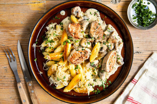 Schweinefilet mit Pilzrahmsauce und Sauerkraut-Schupfnudel-Pfanne