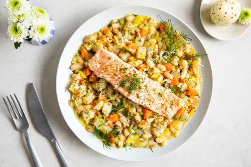 Ostern: Lachs auf deftiger Gemüsepfanne mit Kohlrabi, Lauch und Cannellinibohnen