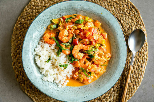 Garnelen-Gemüse-Curry mit Vollkornreis cremig-fein mit Kokosmilch und Thai-Basilikum
